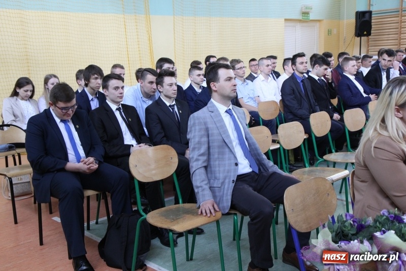 Zdjęcie w galerii na portalu naszraciborz.pl: Pożegnania nadszedł czas. Absolwenci Mechanika odebrali swoje świadectwa wiadomości z regionu
