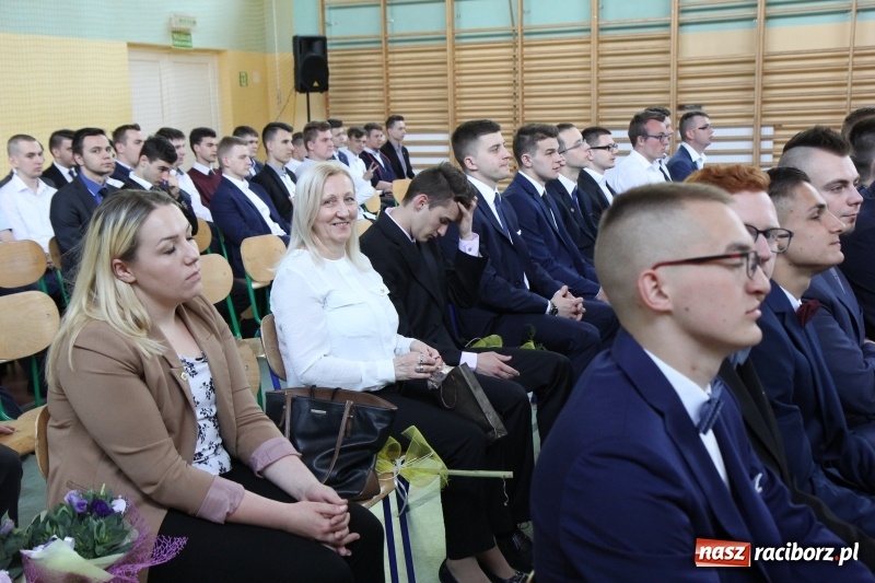 Zdjęcie w galerii na portalu naszraciborz.pl: Pożegnania nadszedł czas. Absolwenci Mechanika odebrali swoje świadectwa wiadomości z regionu