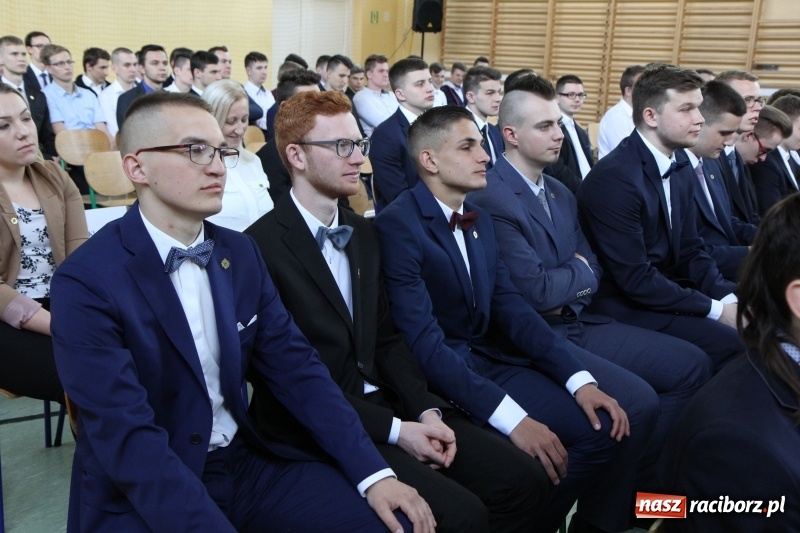 Zdjęcie w galerii na portalu naszraciborz.pl: Pożegnania nadszedł czas. Absolwenci Mechanika odebrali swoje świadectwa wiadomości z regionu
