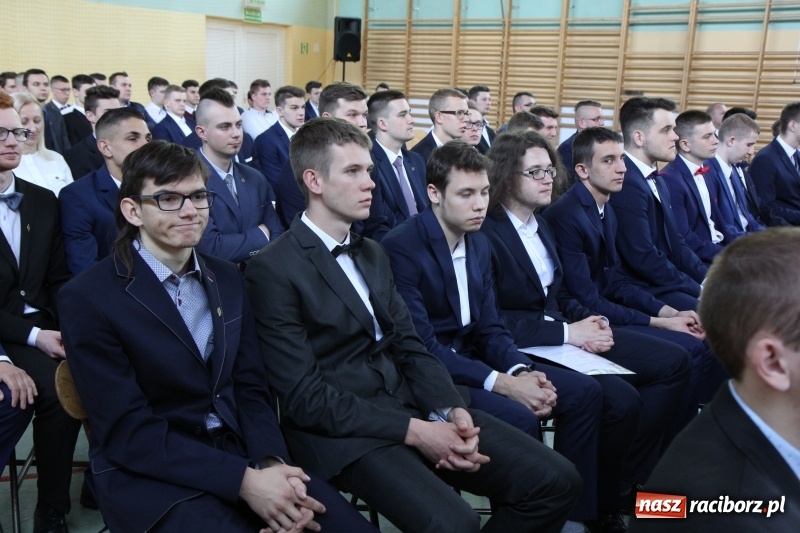 Zdjęcie w galerii na portalu naszraciborz.pl: Pożegnania nadszedł czas. Absolwenci Mechanika odebrali swoje świadectwa wiadomości z regionu
