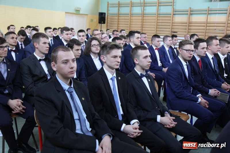Zdjęcie w galerii na portalu naszraciborz.pl: Pożegnania nadszedł czas. Absolwenci Mechanika odebrali swoje świadectwa wiadomości z regionu