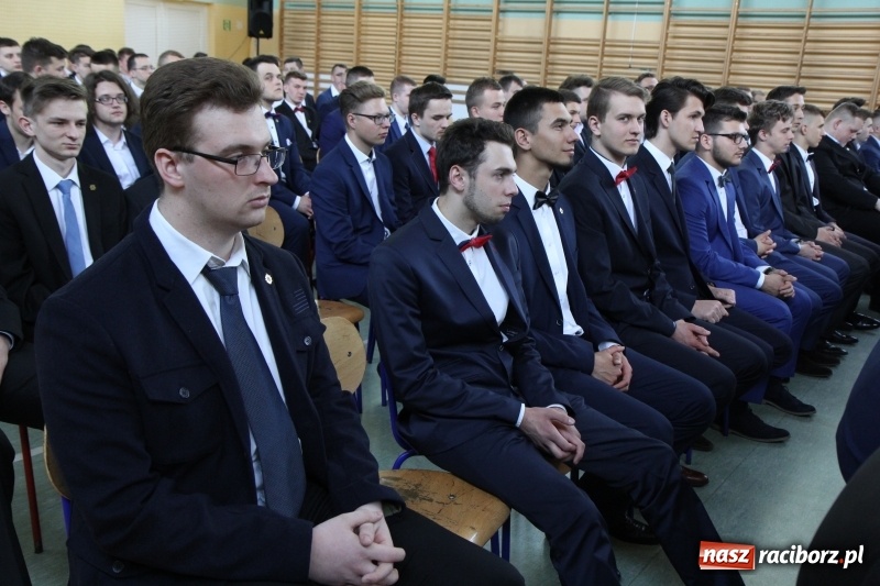 Zdjęcie w galerii na portalu naszraciborz.pl: Pożegnania nadszedł czas. Absolwenci Mechanika odebrali swoje świadectwa wiadomości z regionu