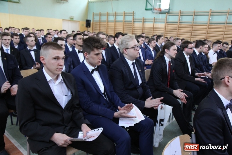 Zdjęcie w galerii na portalu naszraciborz.pl: Pożegnania nadszedł czas. Absolwenci Mechanika odebrali swoje świadectwa wiadomości z regionu