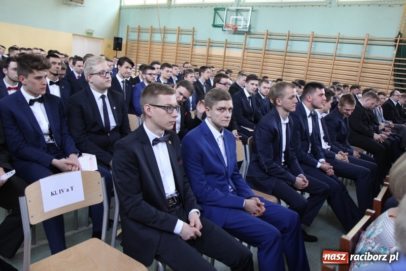 Zdjęcie w galerii na portalu naszraciborz.pl: Pożegnania nadszedł czas. Absolwenci Mechanika odebrali swoje świadectwa wiadomości z regionu