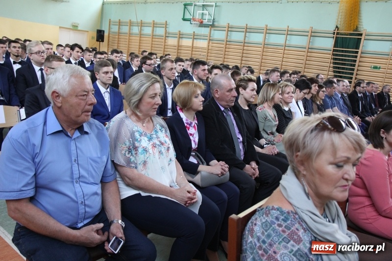 Zdjęcie w galerii na portalu naszraciborz.pl: Pożegnania nadszedł czas. Absolwenci Mechanika odebrali swoje świadectwa wiadomości z regionu