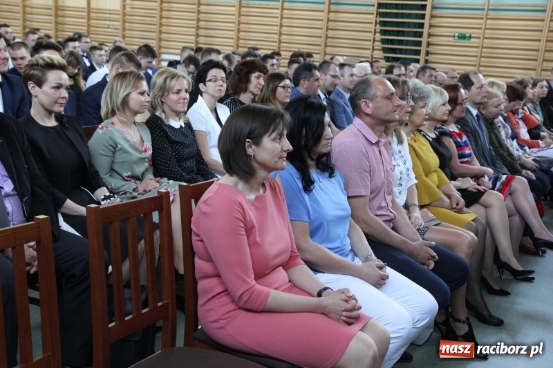 Zdjęcie w galerii na portalu naszraciborz.pl: Pożegnania nadszedł czas. Absolwenci Mechanika odebrali swoje świadectwa wiadomości z regionu