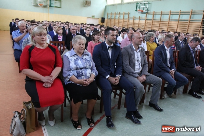 Zdjęcie w galerii na portalu naszraciborz.pl: Pożegnania nadszedł czas. Absolwenci Mechanika odebrali swoje świadectwa wiadomości z regionu