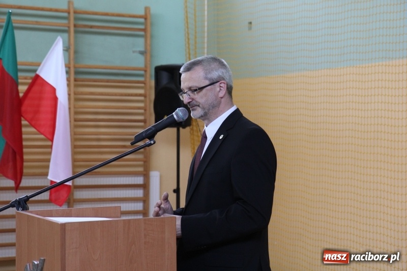 Zdjęcie w galerii na portalu naszraciborz.pl: Pożegnania nadszedł czas. Absolwenci Mechanika odebrali swoje świadectwa wiadomości z regionu