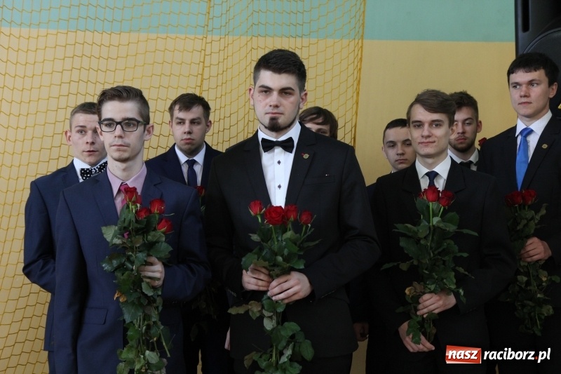 Zdjęcie w galerii na portalu naszraciborz.pl: Pożegnania nadszedł czas. Absolwenci Mechanika odebrali swoje świadectwa wiadomości z regionu