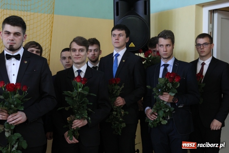 Zdjęcie w galerii na portalu naszraciborz.pl: Pożegnania nadszedł czas. Absolwenci Mechanika odebrali swoje świadectwa wiadomości z regionu