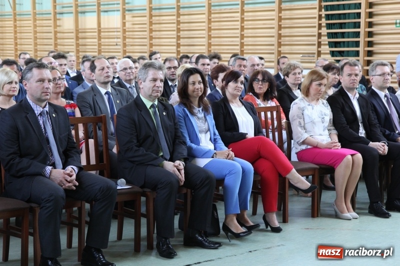 Zdjęcie w galerii na portalu naszraciborz.pl: Pożegnania nadszedł czas. Absolwenci Mechanika odebrali swoje świadectwa wiadomości z regionu