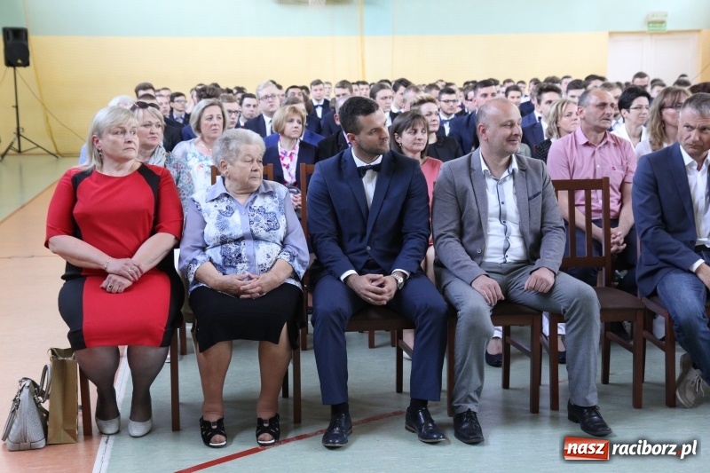 Zdjęcie w galerii na portalu naszraciborz.pl: Pożegnania nadszedł czas. Absolwenci Mechanika odebrali swoje świadectwa wiadomości z regionu