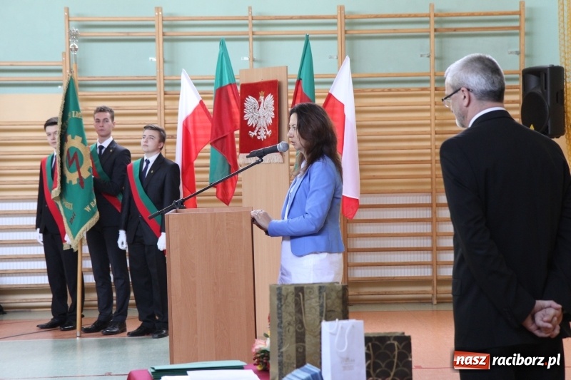 Zdjęcie w galerii na portalu naszraciborz.pl: Pożegnania nadszedł czas. Absolwenci Mechanika odebrali swoje świadectwa wiadomości z regionu