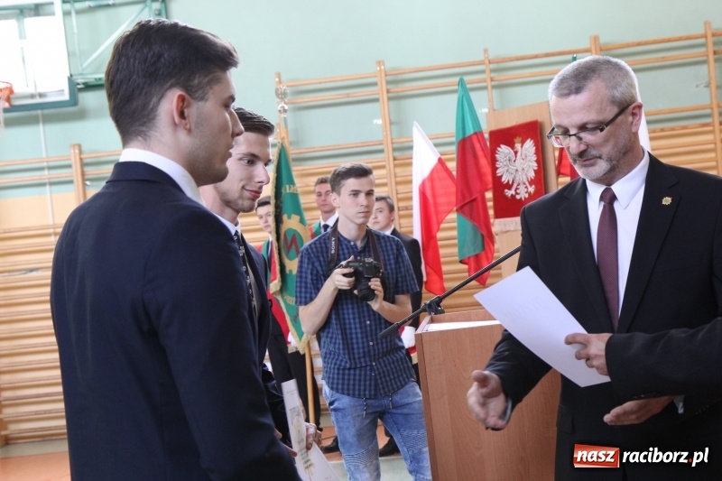Zdjęcie w galerii na portalu naszraciborz.pl: Pożegnania nadszedł czas. Absolwenci Mechanika odebrali swoje świadectwa wiadomości z regionu