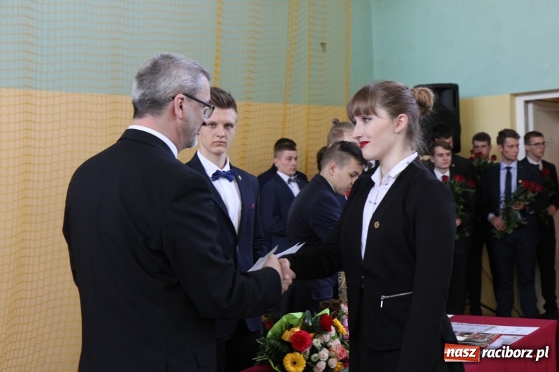 Zdjęcie w galerii na portalu naszraciborz.pl: Pożegnania nadszedł czas. Absolwenci Mechanika odebrali swoje świadectwa wiadomości z regionu