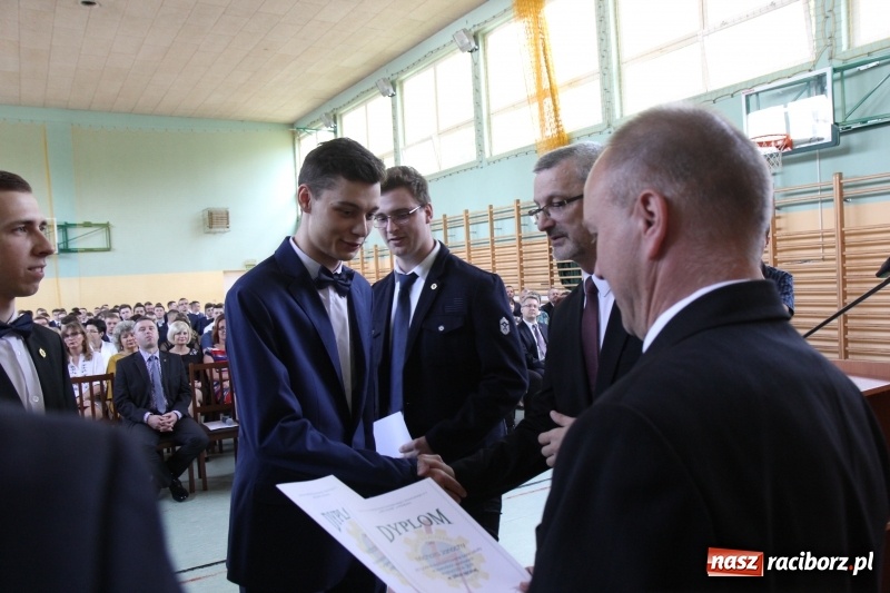 Zdjęcie w galerii na portalu naszraciborz.pl: Pożegnania nadszedł czas. Absolwenci Mechanika odebrali swoje świadectwa wiadomości z regionu