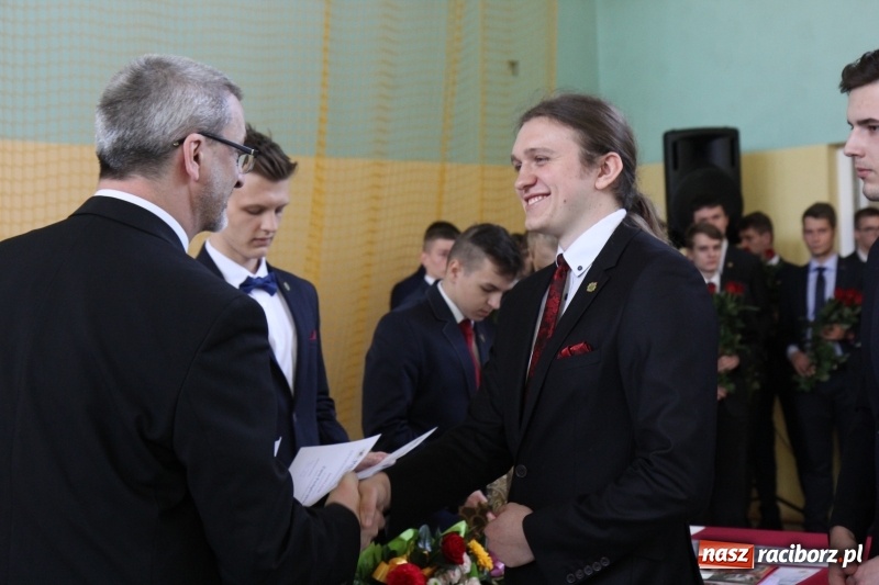Zdjęcie w galerii na portalu naszraciborz.pl: Pożegnania nadszedł czas. Absolwenci Mechanika odebrali swoje świadectwa wiadomości z regionu