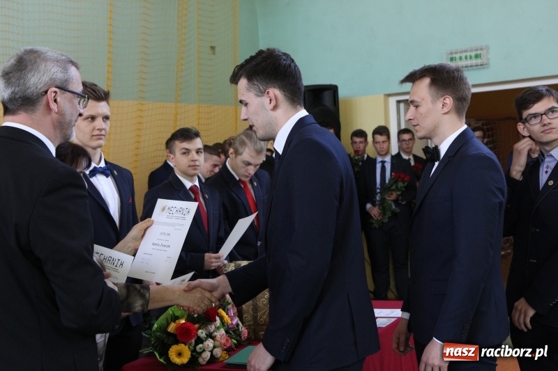Zdjęcie w galerii na portalu naszraciborz.pl: Pożegnania nadszedł czas. Absolwenci Mechanika odebrali swoje świadectwa wiadomości z regionu