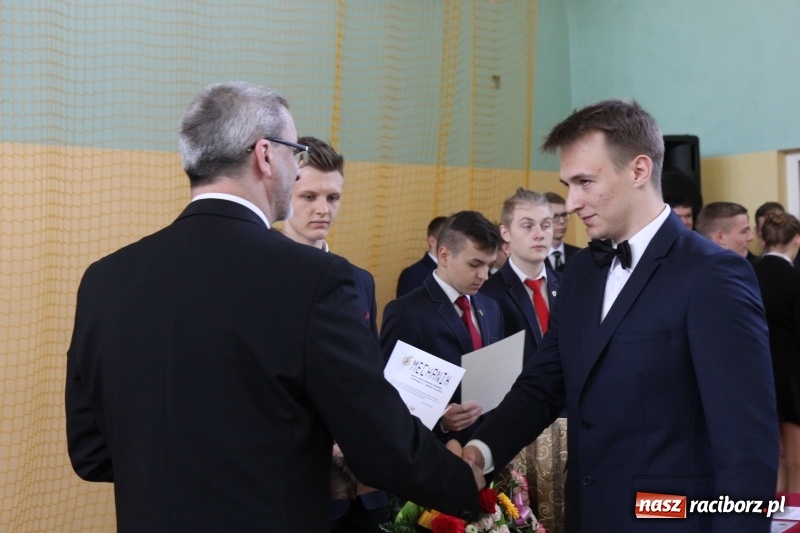 Zdjęcie w galerii na portalu naszraciborz.pl: Pożegnania nadszedł czas. Absolwenci Mechanika odebrali swoje świadectwa wiadomości z regionu
