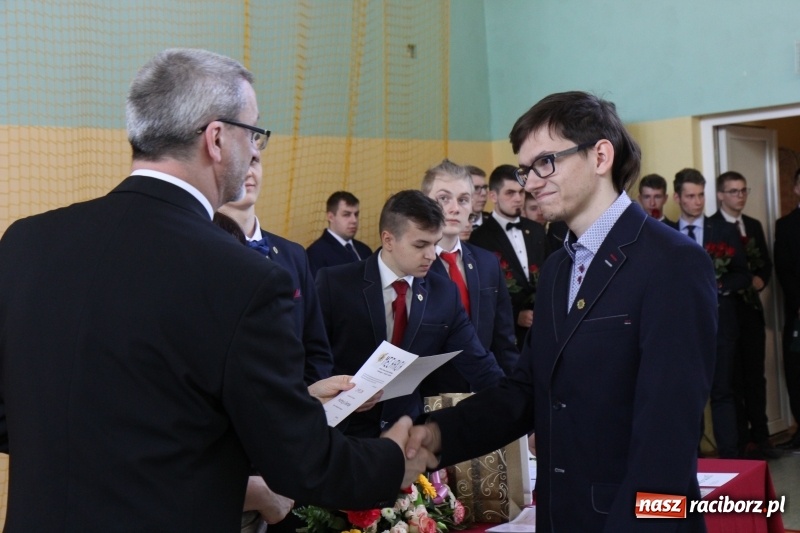 Zdjęcie w galerii na portalu naszraciborz.pl: Pożegnania nadszedł czas. Absolwenci Mechanika odebrali swoje świadectwa wiadomości z regionu
