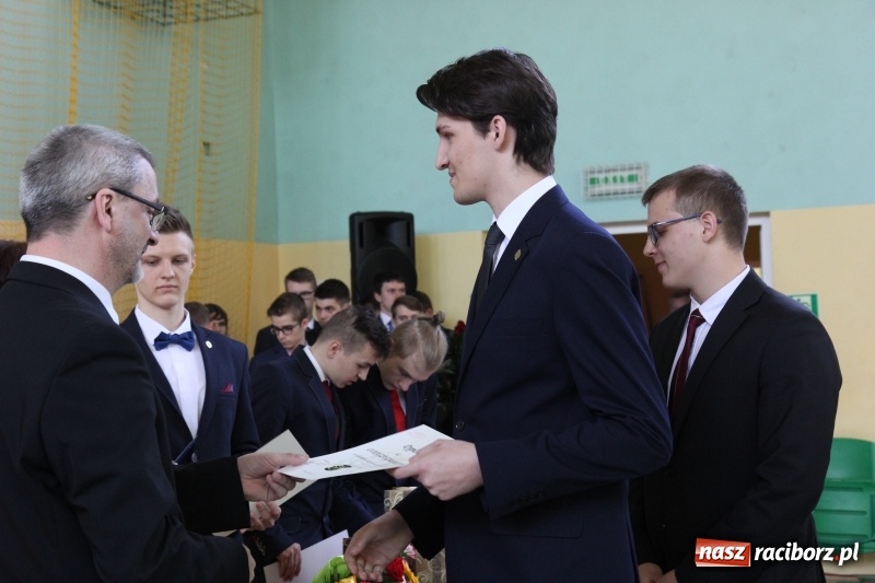 Zdjęcie w galerii na portalu naszraciborz.pl: Pożegnania nadszedł czas. Absolwenci Mechanika odebrali swoje świadectwa wiadomości z regionu