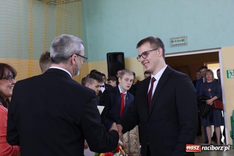 Zdjęcie w galerii na portalu naszraciborz.pl: Pożegnania nadszedł czas. Absolwenci Mechanika odebrali swoje świadectwa wiadomości z regionu