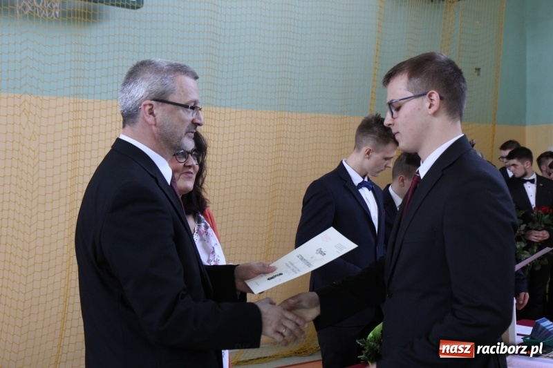 Zdjęcie w galerii na portalu naszraciborz.pl: Pożegnania nadszedł czas. Absolwenci Mechanika odebrali swoje świadectwa wiadomości z regionu