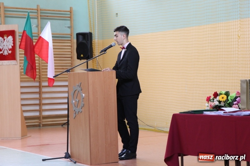 Zdjęcie w galerii na portalu naszraciborz.pl: Pożegnania nadszedł czas. Absolwenci Mechanika odebrali swoje świadectwa wiadomości z regionu