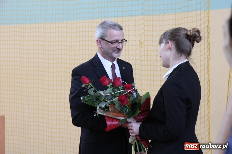 Zdjęcie w galerii na portalu naszraciborz.pl: Pożegnania nadszedł czas. Absolwenci Mechanika odebrali swoje świadectwa wiadomości z regionu