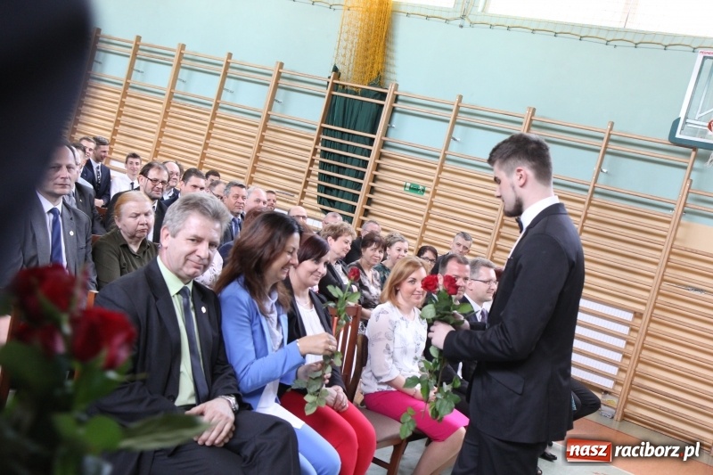 Zdjęcie w galerii na portalu naszraciborz.pl: Pożegnania nadszedł czas. Absolwenci Mechanika odebrali swoje świadectwa wiadomości z regionu