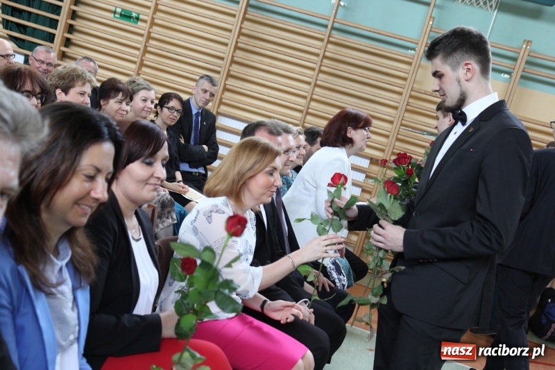 Zdjęcie w galerii na portalu naszraciborz.pl: Pożegnania nadszedł czas. Absolwenci Mechanika odebrali swoje świadectwa wiadomości z regionu