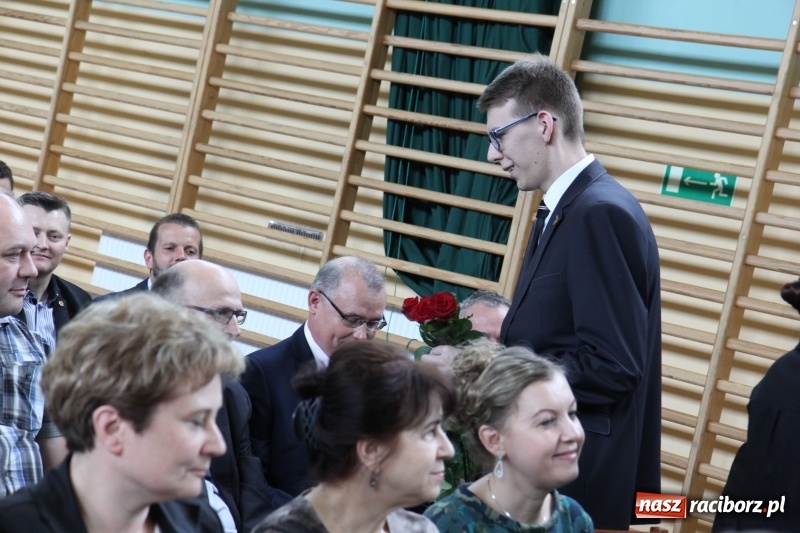 Zdjęcie w galerii na portalu naszraciborz.pl: Pożegnania nadszedł czas. Absolwenci Mechanika odebrali swoje świadectwa wiadomości z regionu