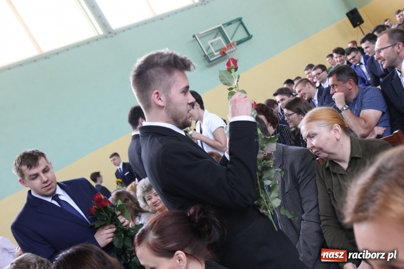 Zdjęcie w galerii na portalu naszraciborz.pl: Pożegnania nadszedł czas. Absolwenci Mechanika odebrali swoje świadectwa wiadomości z regionu