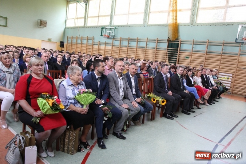 Zdjęcie w galerii na portalu naszraciborz.pl: Pożegnania nadszedł czas. Absolwenci Mechanika odebrali swoje świadectwa wiadomości z regionu