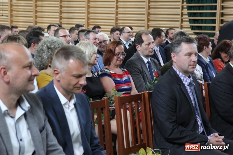 Zdjęcie w galerii na portalu naszraciborz.pl: Pożegnania nadszedł czas. Absolwenci Mechanika odebrali swoje świadectwa wiadomości z regionu