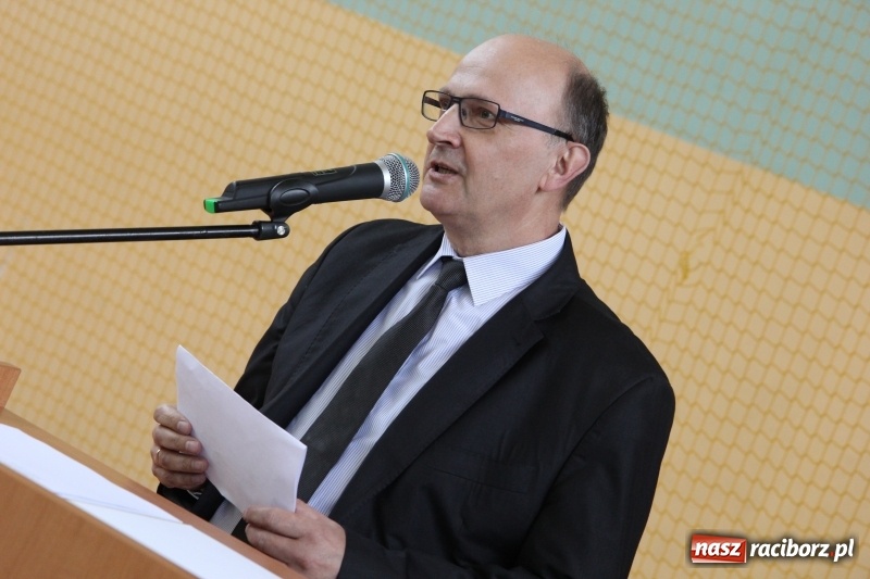 Zdjęcie w galerii na portalu naszraciborz.pl: Pożegnania nadszedł czas. Absolwenci Mechanika odebrali swoje świadectwa wiadomości z regionu