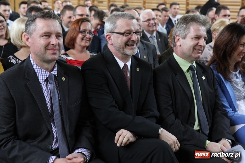 Zdjęcie w galerii na portalu naszraciborz.pl: Pożegnania nadszedł czas. Absolwenci Mechanika odebrali swoje świadectwa wiadomości z regionu