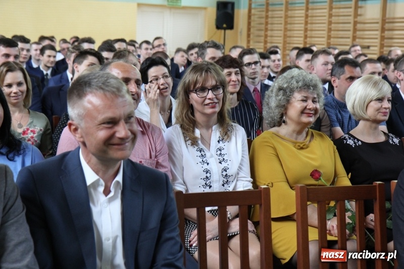 Zdjęcie w galerii na portalu naszraciborz.pl: Pożegnania nadszedł czas. Absolwenci Mechanika odebrali swoje świadectwa wiadomości z regionu