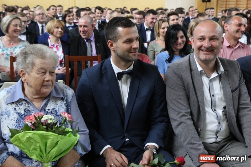 Zdjęcie w galerii na portalu naszraciborz.pl: Pożegnania nadszedł czas. Absolwenci Mechanika odebrali swoje świadectwa wiadomości z regionu