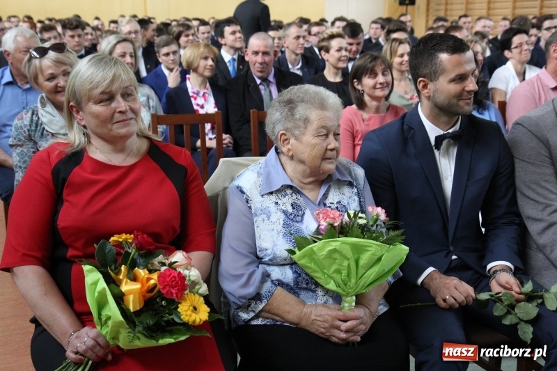 Zdjęcie w galerii na portalu naszraciborz.pl: Pożegnania nadszedł czas. Absolwenci Mechanika odebrali swoje świadectwa wiadomości z regionu