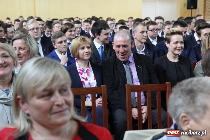 Zdjęcie w galerii na portalu naszraciborz.pl: Pożegnania nadszedł czas. Absolwenci Mechanika odebrali swoje świadectwa wiadomości z regionu