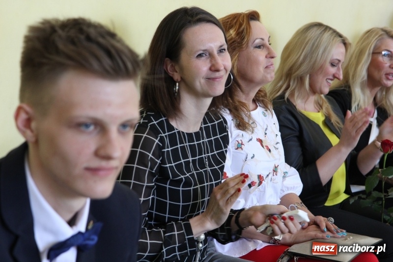 Zdjęcie w galerii na portalu naszraciborz.pl: Pożegnania nadszedł czas. Absolwenci Mechanika odebrali swoje świadectwa wiadomości z regionu