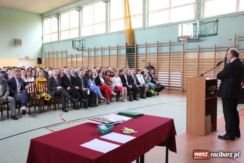 Zdjęcie w galerii na portalu naszraciborz.pl: Pożegnania nadszedł czas. Absolwenci Mechanika odebrali swoje świadectwa wiadomości z regionu