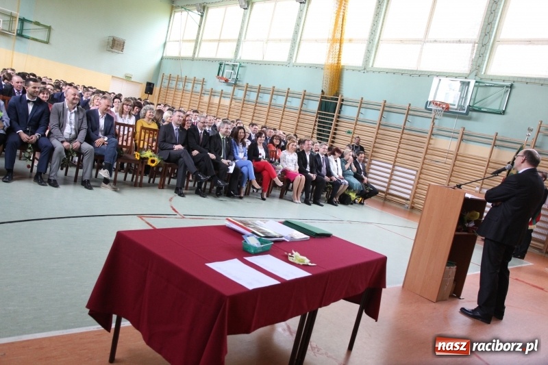 Zdjęcie w galerii na portalu naszraciborz.pl: Pożegnania nadszedł czas. Absolwenci Mechanika odebrali swoje świadectwa wiadomości z regionu