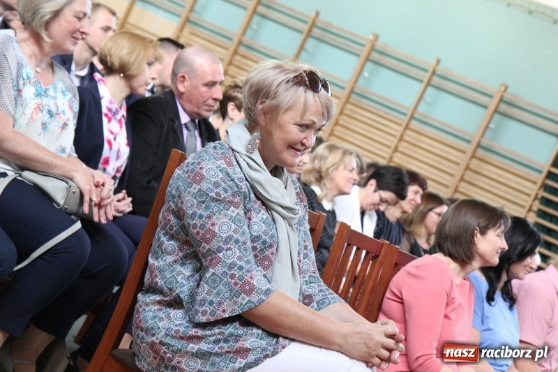 Zdjęcie w galerii na portalu naszraciborz.pl: Pożegnania nadszedł czas. Absolwenci Mechanika odebrali swoje świadectwa wiadomości z regionu