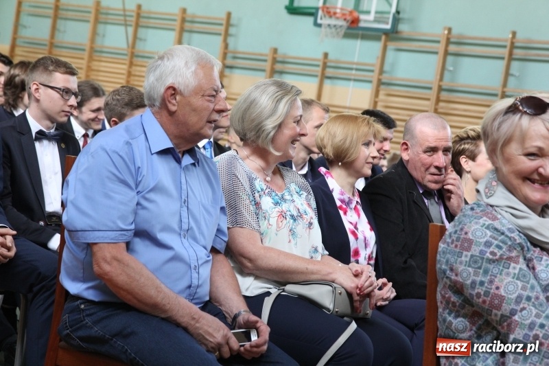 Zdjęcie w galerii na portalu naszraciborz.pl: Pożegnania nadszedł czas. Absolwenci Mechanika odebrali swoje świadectwa wiadomości z regionu
