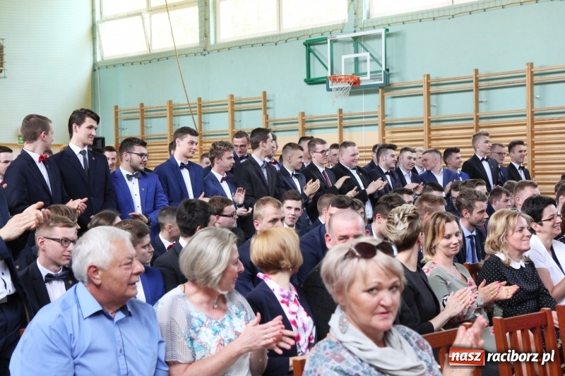 Zdjęcie w galerii na portalu naszraciborz.pl: Pożegnania nadszedł czas. Absolwenci Mechanika odebrali swoje świadectwa wiadomości z regionu