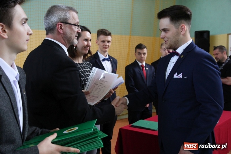 Zdjęcie w galerii na portalu naszraciborz.pl: Pożegnania nadszedł czas. Absolwenci Mechanika odebrali swoje świadectwa wiadomości z regionu