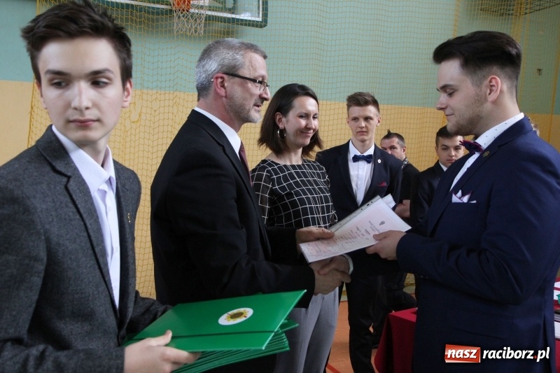 Zdjęcie w galerii na portalu naszraciborz.pl: Pożegnania nadszedł czas. Absolwenci Mechanika odebrali swoje świadectwa wiadomości z regionu