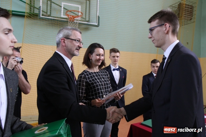 Zdjęcie w galerii na portalu naszraciborz.pl: Pożegnania nadszedł czas. Absolwenci Mechanika odebrali swoje świadectwa wiadomości z regionu